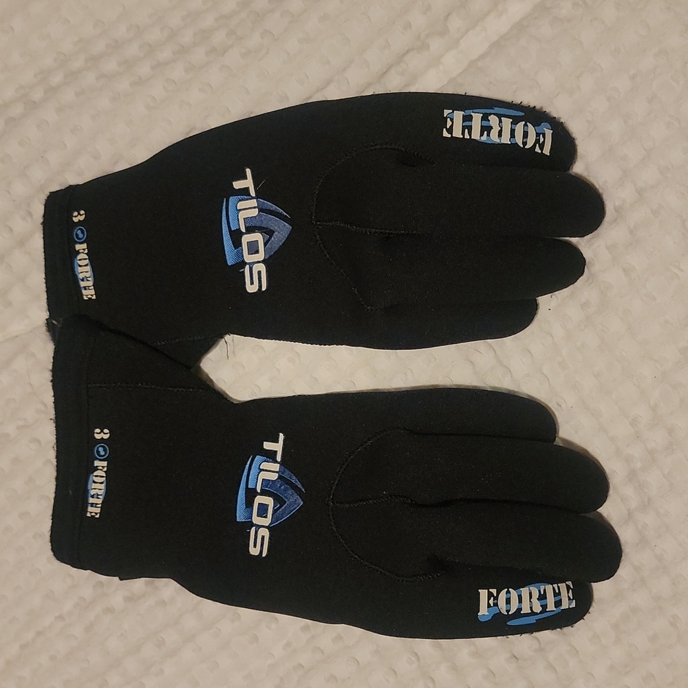 TILOS GLOVES LIKE NEW